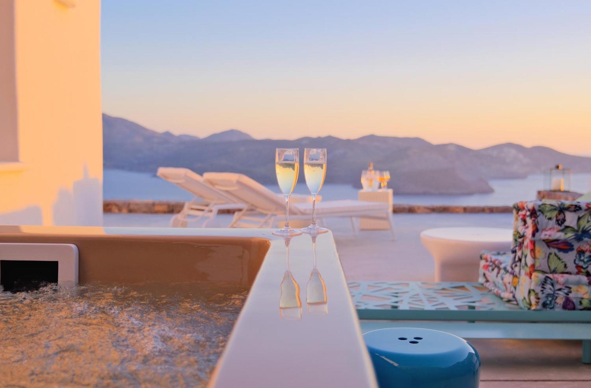 Odyssey Rock Milos Sunset Suites Plaka  エクステリア 写真