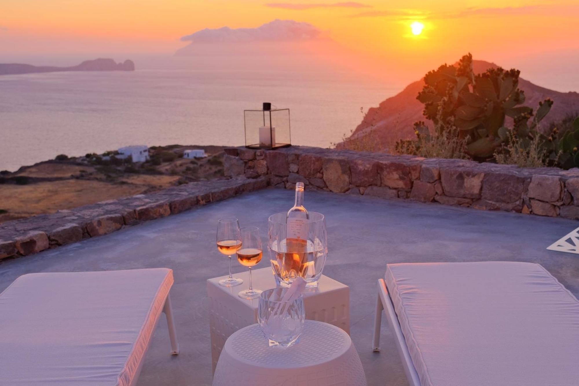 Odyssey Rock Milos Sunset Suites Plaka  部屋 写真