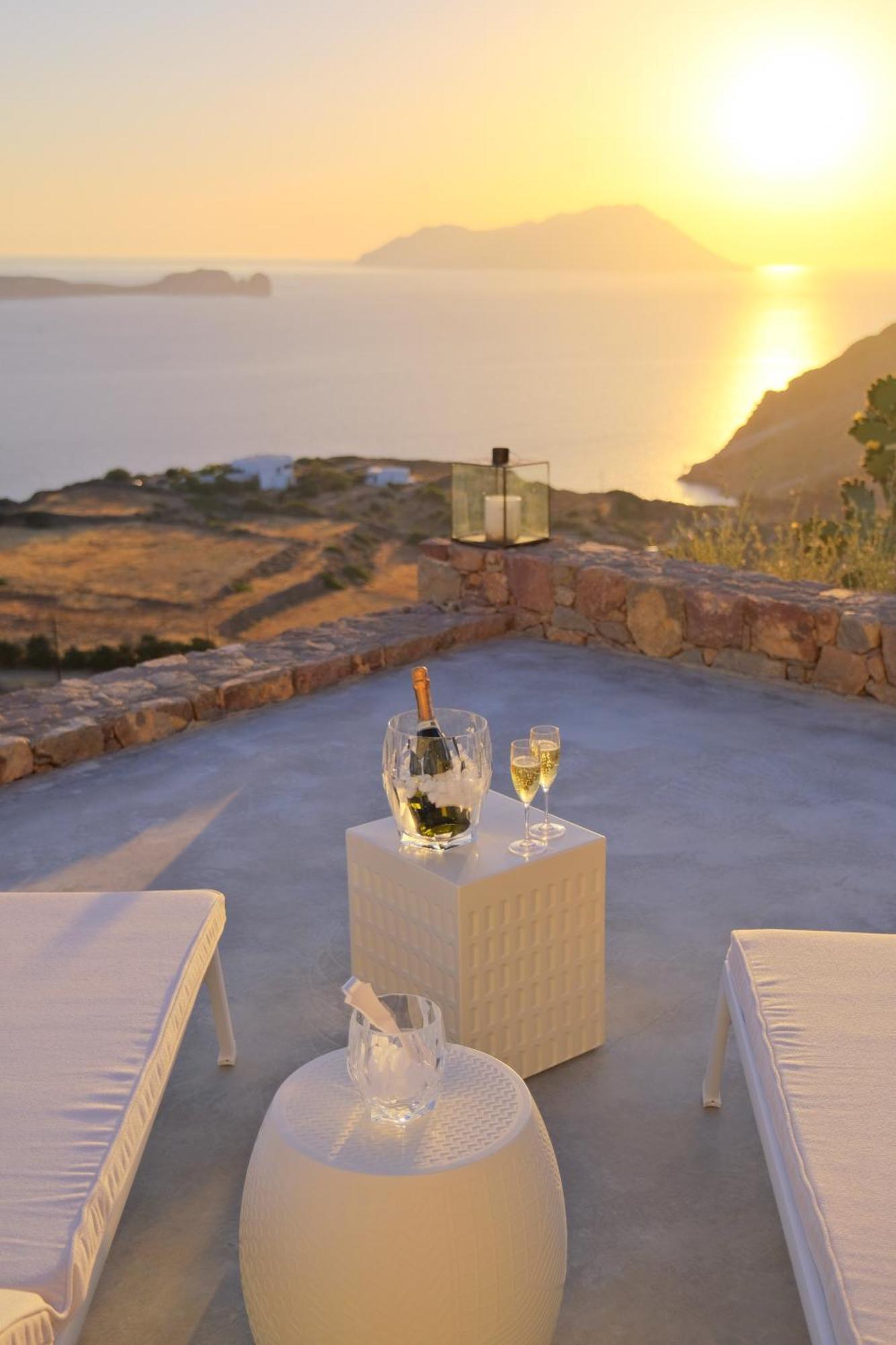Odyssey Rock Milos Sunset Suites Plaka  部屋 写真